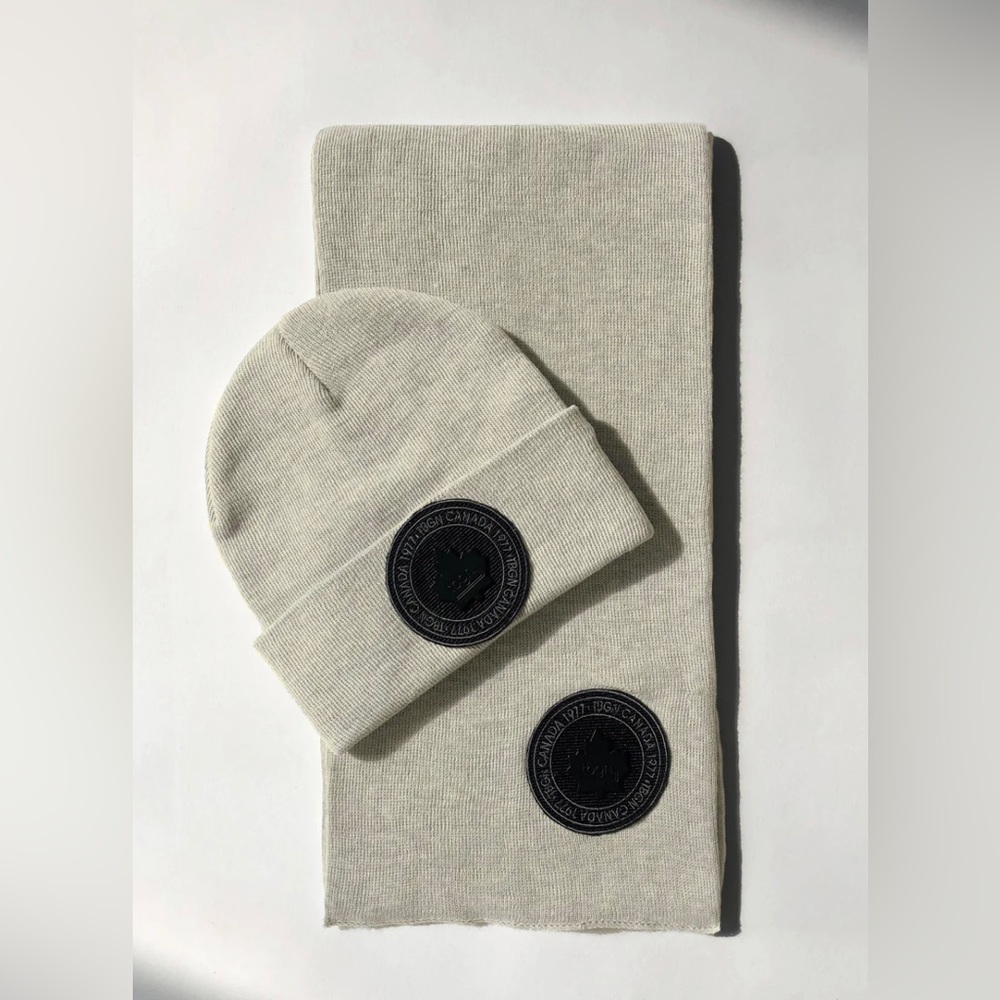 Toboggan Canada Hat and Scarf gift set